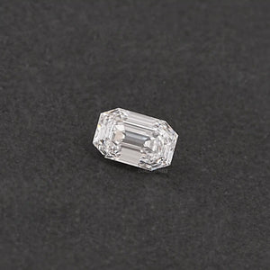 Diamant de laboratoire de forme émeraude à taille ancienne 