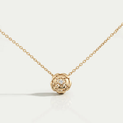 Collier rond en diamants et fleur de camélia de Chanel
