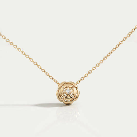 Collier rond en diamants et fleur de camélia de Chanel