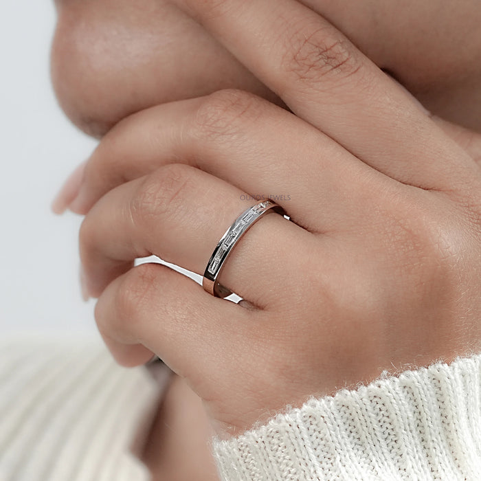 Alliance de mariage avec diamants baguettes sertis en canal