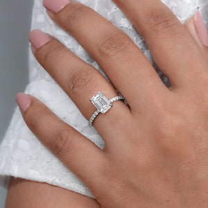 Bague avec diamant solitaire taille émeraude