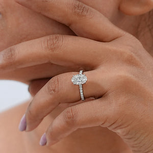 Solitaire de forme ovale avec bague décorative