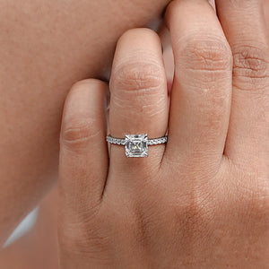 Bague de fiançailles avec diamant solitaire taille Asscher