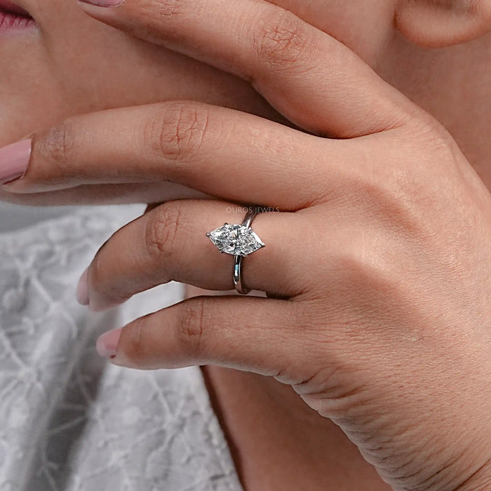 Bague de fiançailles avec solitaire en diamant taille marquise