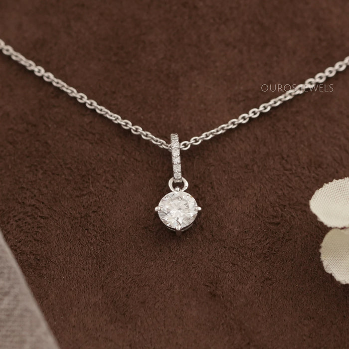 Pendentif solitaire classique avec diamant rond cultivé en laboratoire