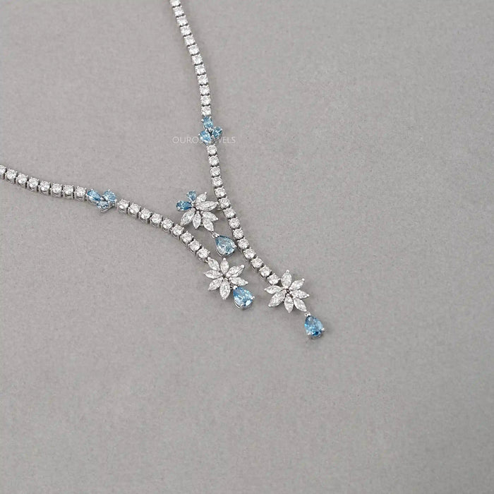 Collier avec diamants de laboratoire et diamants en forme de poire bleue