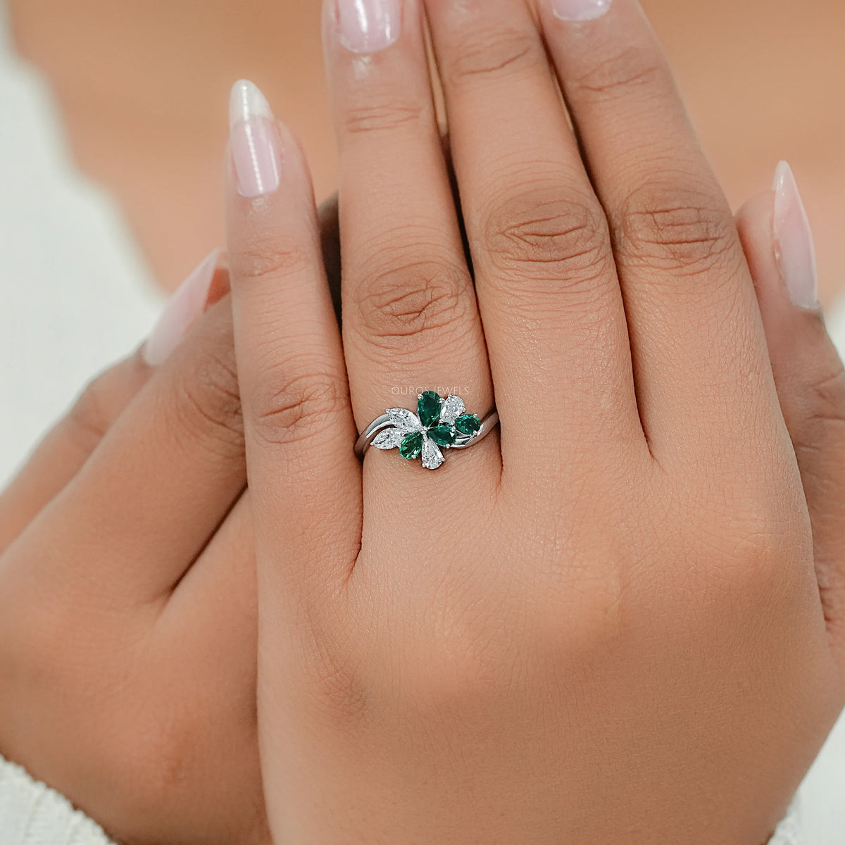 Bague avec pierre précieuse ronde rose et ruban de sensibilisation au cancer