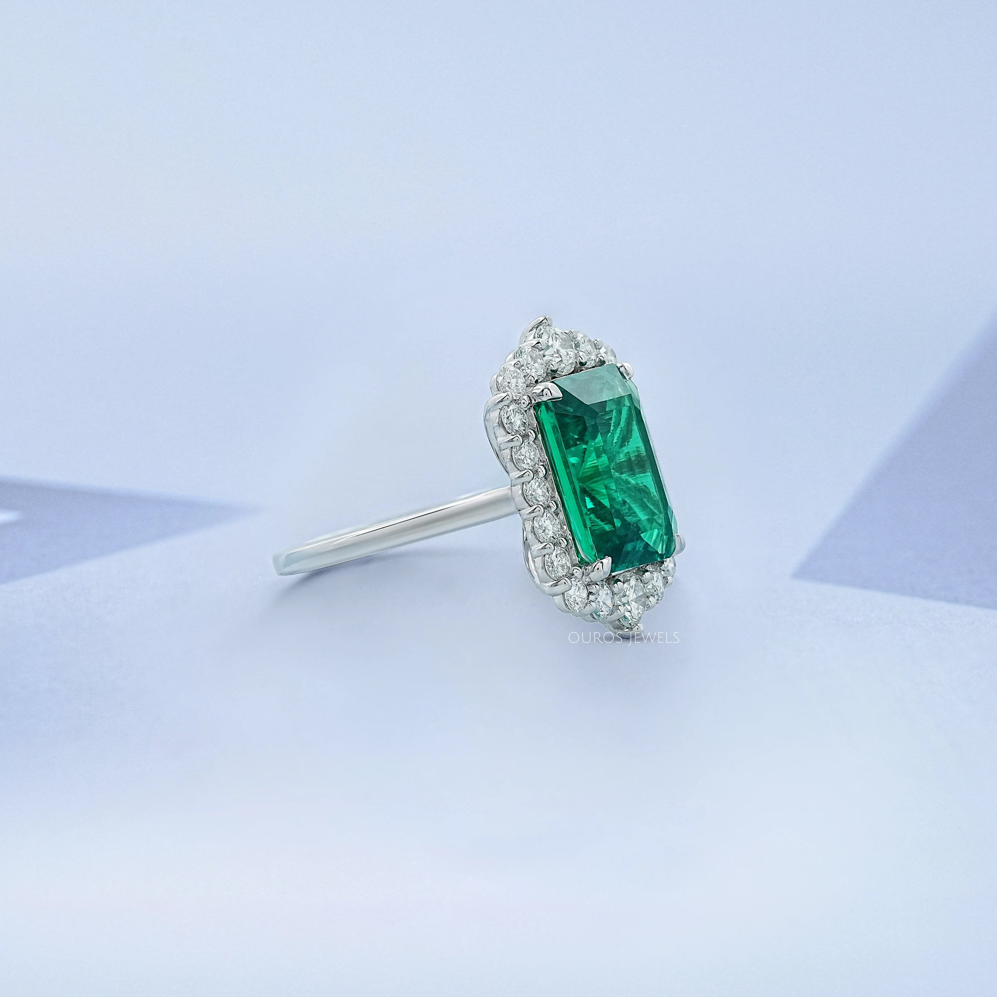 Bague de fiançailles Halo avec accent de diamant et émeraude verte