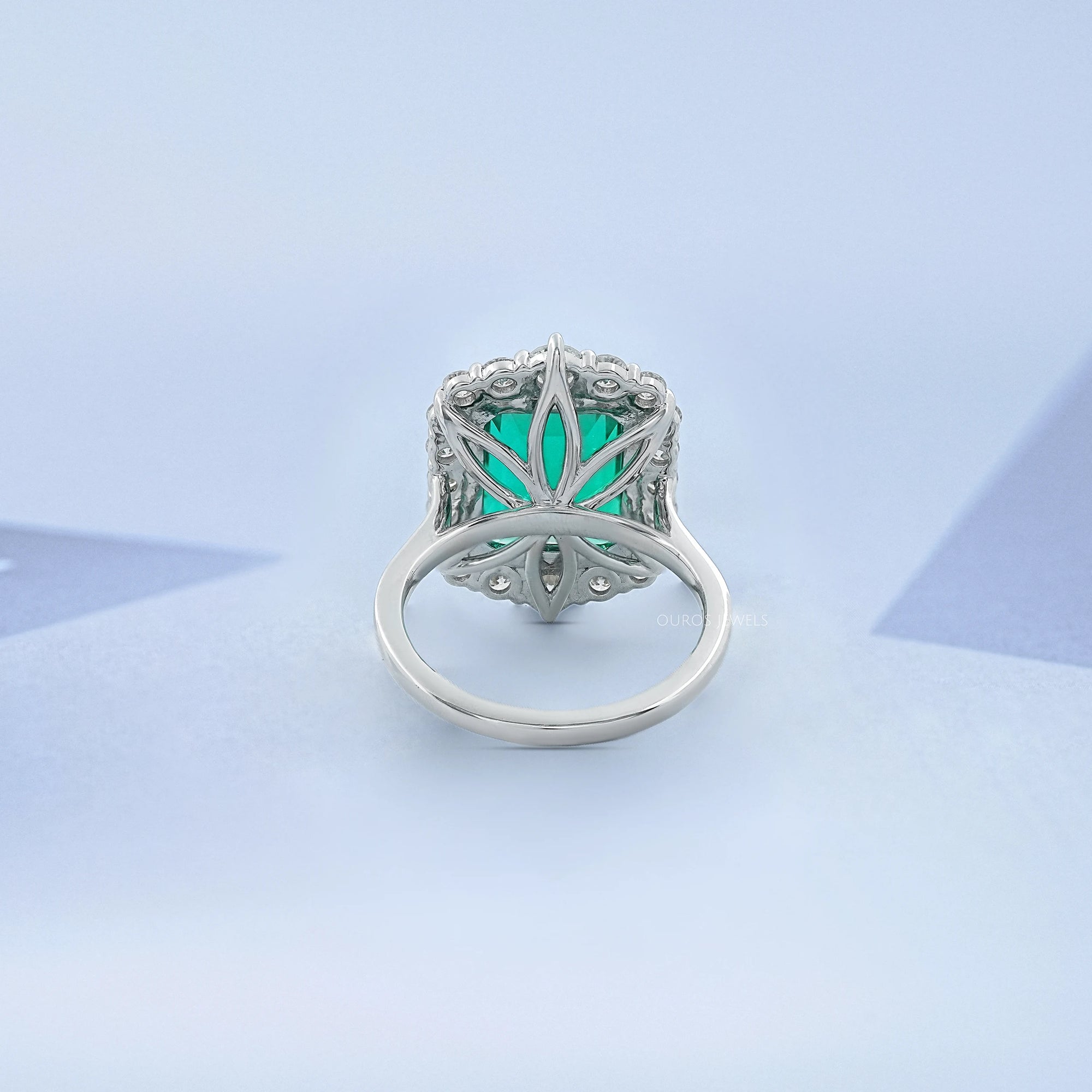 Bague de fiançailles Halo avec accent de diamant et émeraude verte
