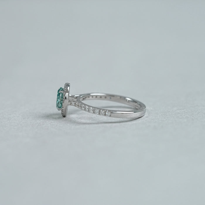 Bague fantaisie avec halo de diamants de laboratoire taille ovale vert vif