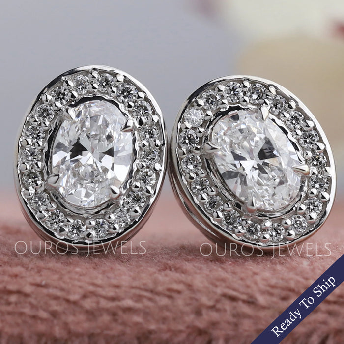 Boucles d'oreilles à tige avec halo de diamants taille ovale