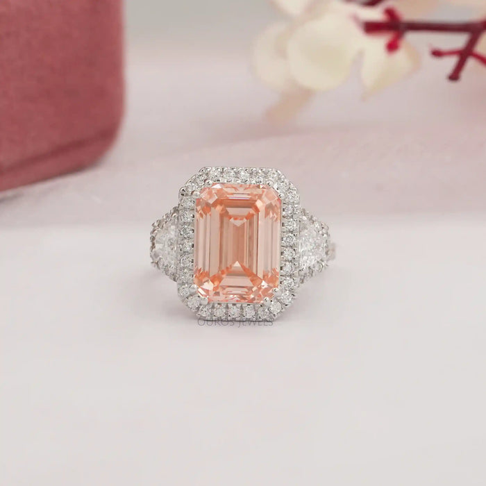 Bague de fiançailles à trois pierres taille émeraude rose