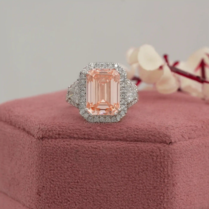 Bague de fiançailles à trois pierres taille émeraude rose