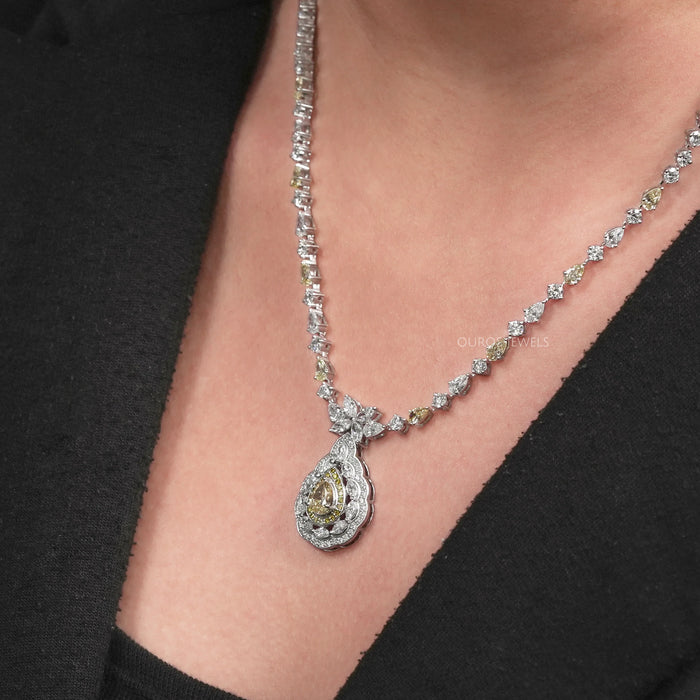 Collier en forme de larme avec poire jaune et diamant blanc