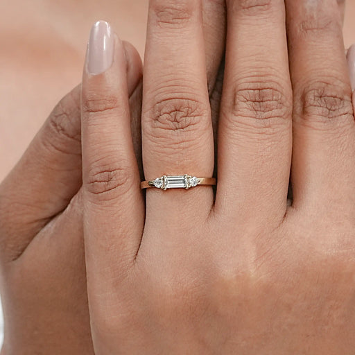 Bague délicate avec diamant de laboratoire taille baguette 