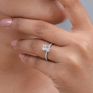 Bague avec diamant solitaire taille émeraude