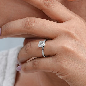 Bague de fiançailles avec diamant solitaire taille Asscher