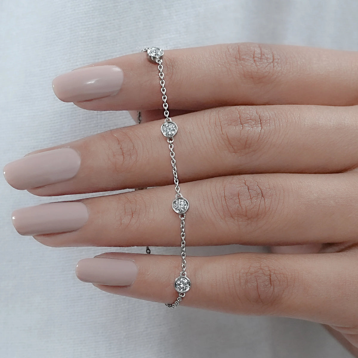 Round Diamond Bezel Set Chain Bracelet Bracelet