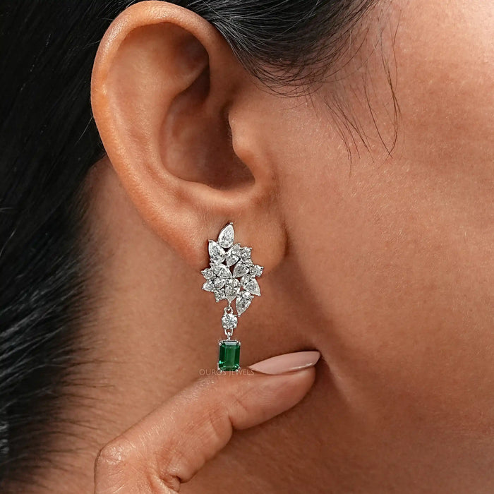 Boucles d'oreilles pendantes en émeraude avec grappe de diamants