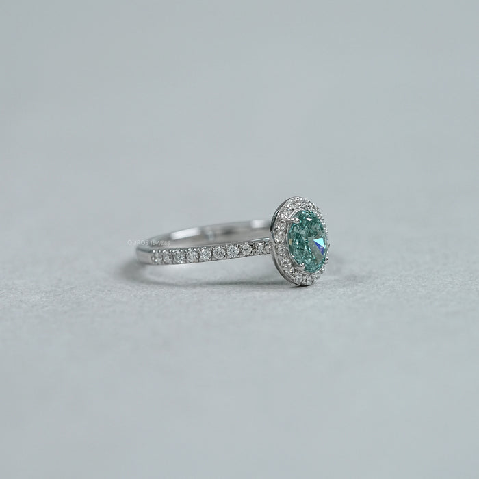 Bague fantaisie avec halo de diamants de laboratoire taille ovale vert vif