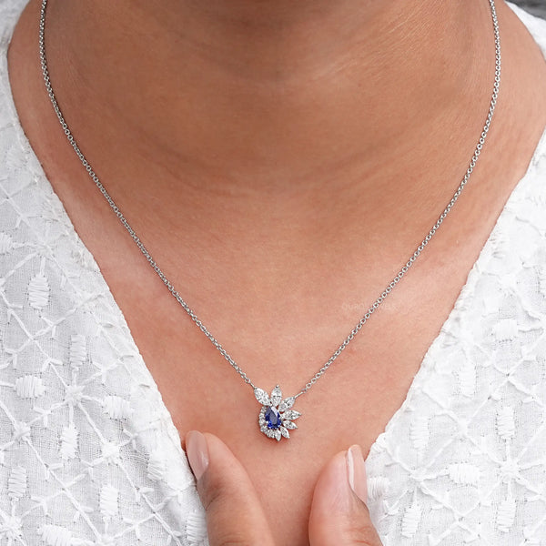 Collier avec pendentif en forme de grappe florale en saphir bleu et diamant