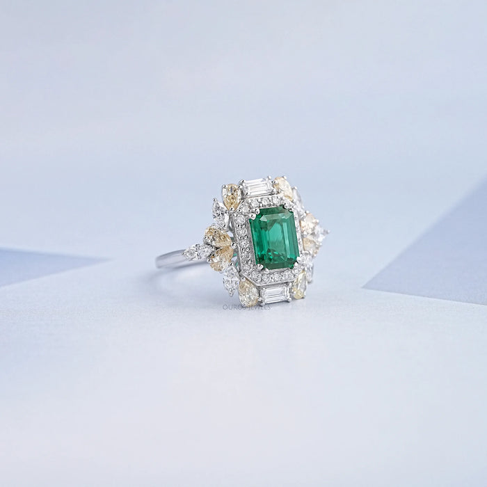 Bague de fiançailles avec diamant émeraude vert à double halo