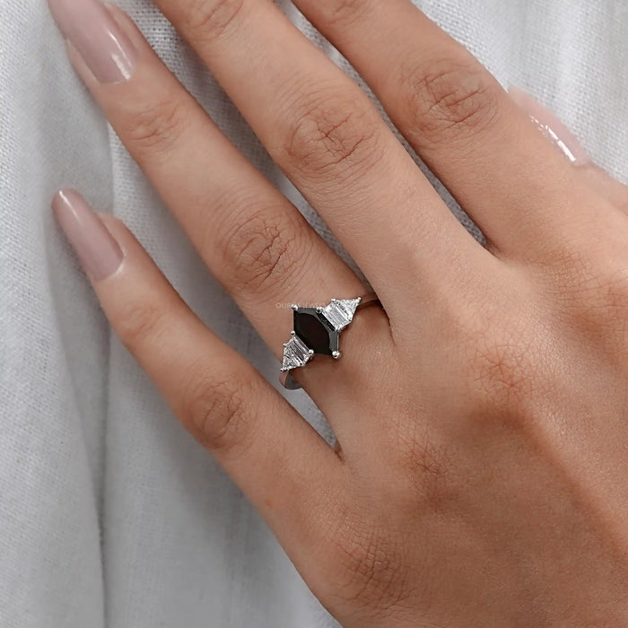 Bague d'anniversaire avec diamant noir marquise hollandaise