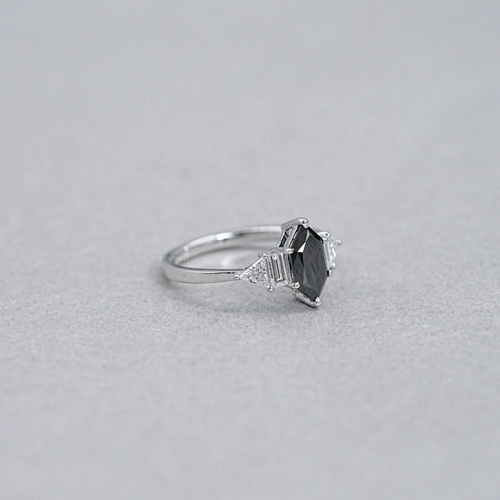 Bague d'anniversaire avec diamant noir marquise hollandaise