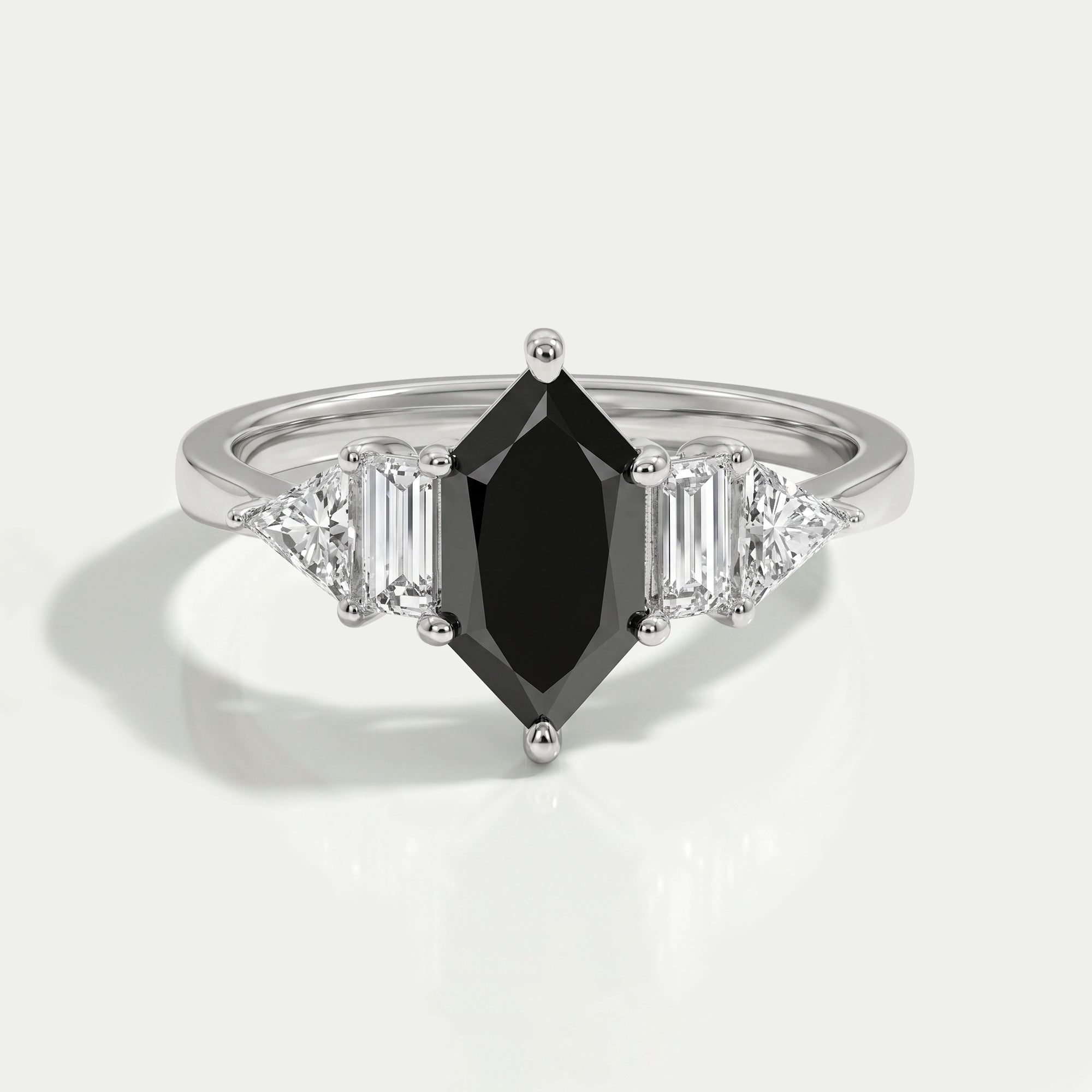 Bague d'anniversaire avec diamant noir marquise hollandaise