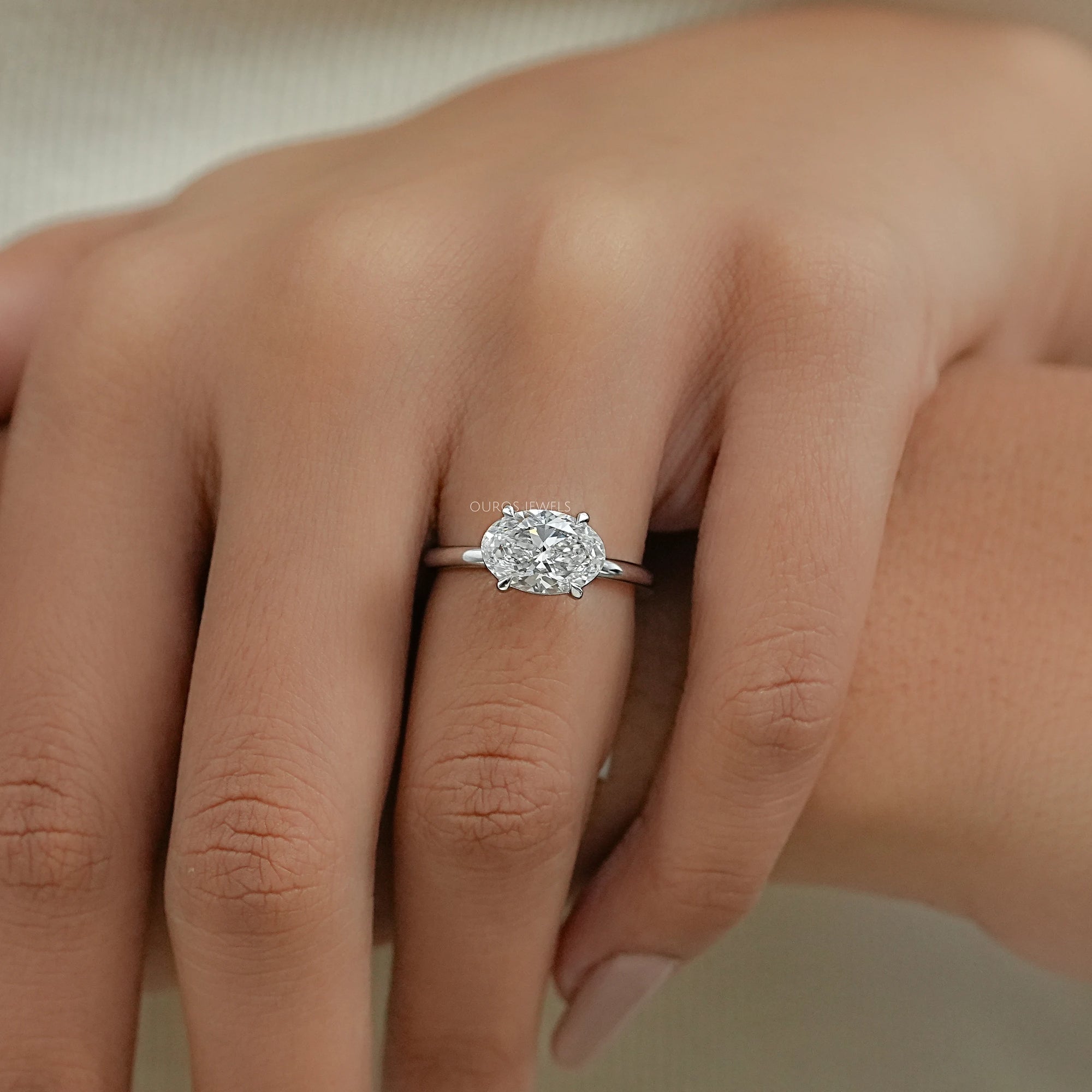 Bague solitaire de laboratoire taille poire sertie de lunette