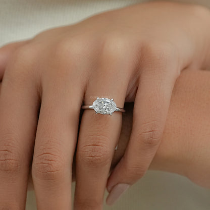 Bague solitaire de laboratoire taille poire sertie de lunette