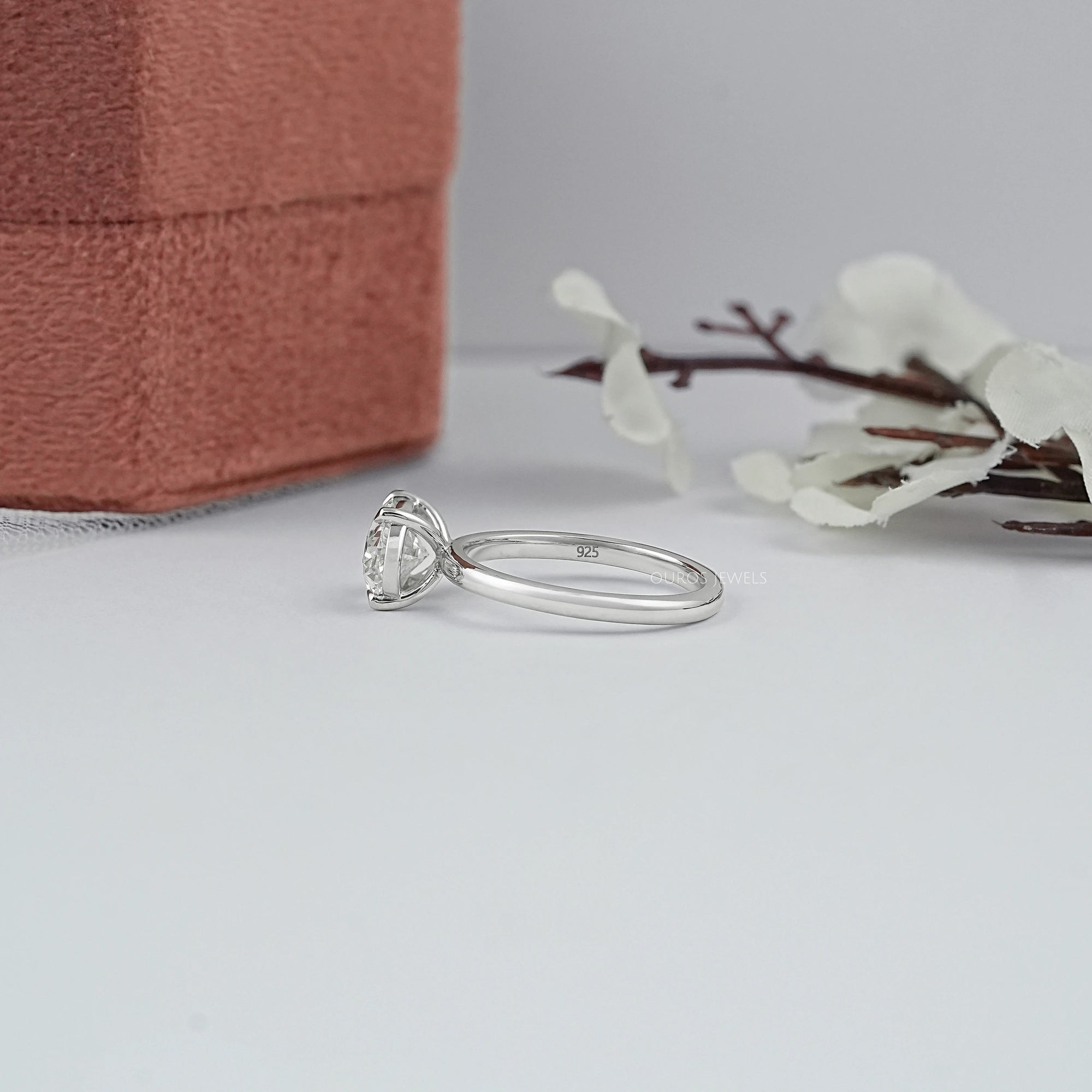 Bague solitaire de laboratoire taille poire sertie de lunette