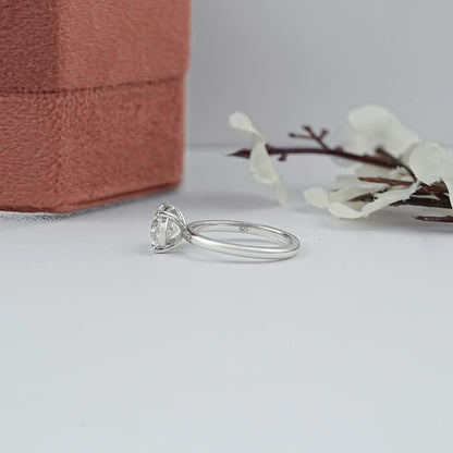 Bague solitaire de laboratoire taille poire sertie de lunette