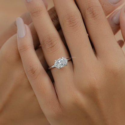 Bague solitaire de laboratoire taille poire sertie de lunette