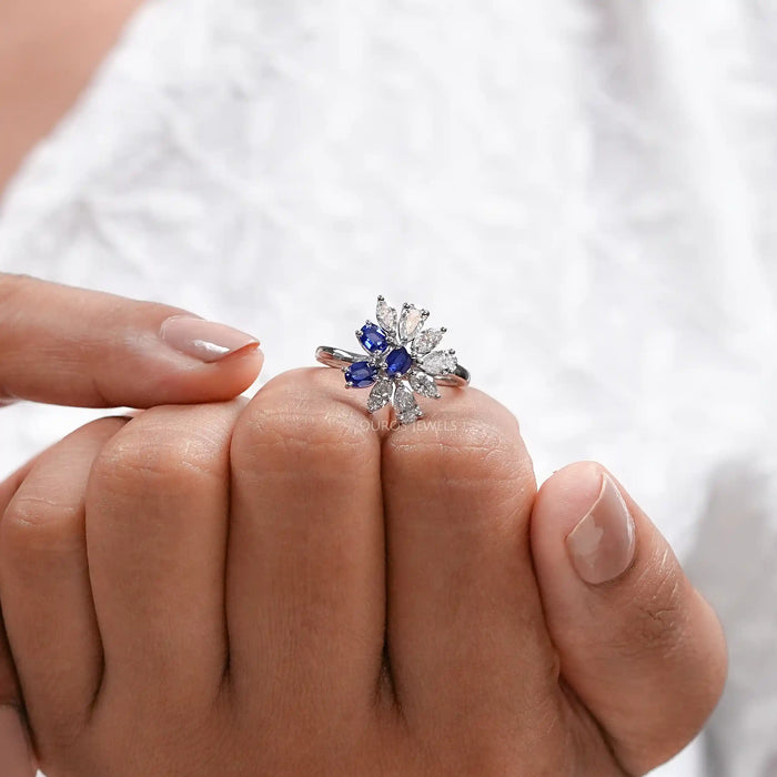 Bague en grappe de pierres précieuses à taille ovale en saphir bleu