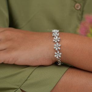 Bracelet en diamants de laboratoire taille poire de style floral