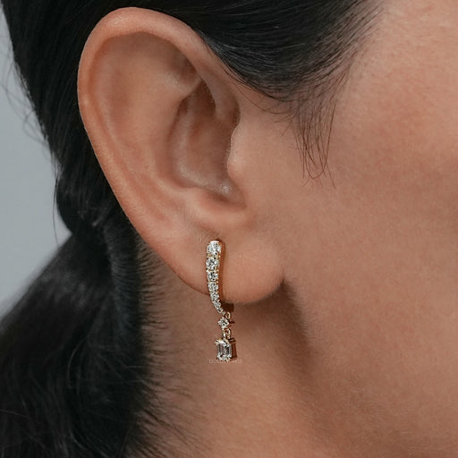 Boucles d'oreilles pendantes avec émeraude et diamant taille ronde 