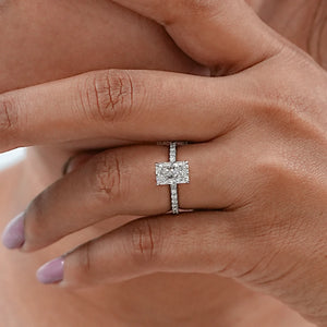 Bague de fiançailles avec diamant solitaire taille radiant