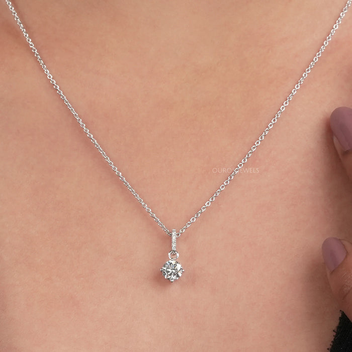 Pendentif solitaire classique avec diamant rond cultivé en laboratoire