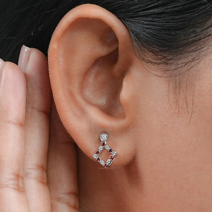 Boucles d'oreilles pendantes avec pierres précieuses en rubis rondes serties de lunette