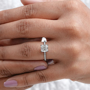 Bague de fiançailles avec diamant solitaire taille Asscher