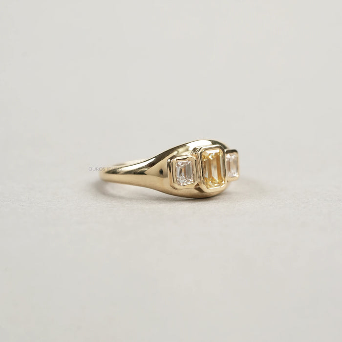 Bague à 3 diamants taille émeraude jaune sertie de lunette