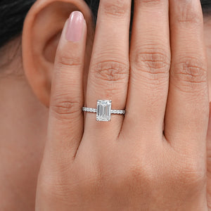 Bague avec diamant solitaire taille émeraude