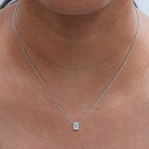 Pendentif solitaire en diamant de laboratoire taille émeraude