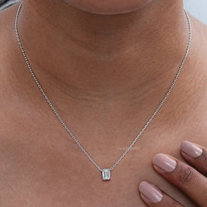 Pendentif solitaire en diamant de laboratoire taille émeraude