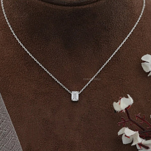 Pendentif solitaire en diamant de laboratoire taille émeraude