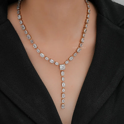 Pendentif serti clos avec diamant de laboratoire taille poire ancienne mine