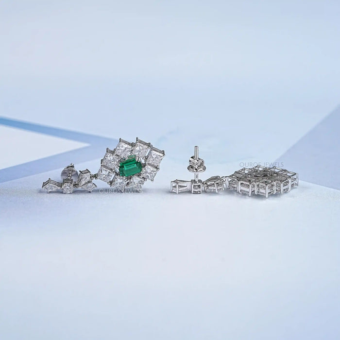 Boucles d'oreilles à pierres précieuses vertes et halo de princesse