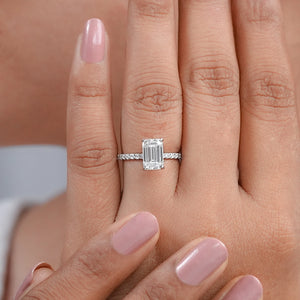 Bague avec diamant solitaire taille émeraude