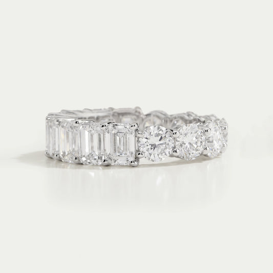 Alliance de mariage éternité avec émeraude et diamants taille ronde